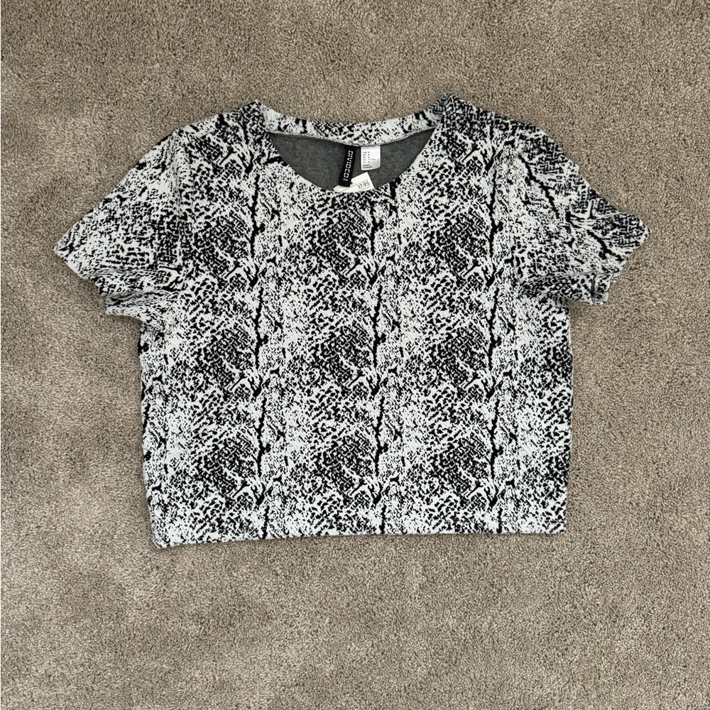 H&M Divided Textured Snake Print boxy crop top women’s size M